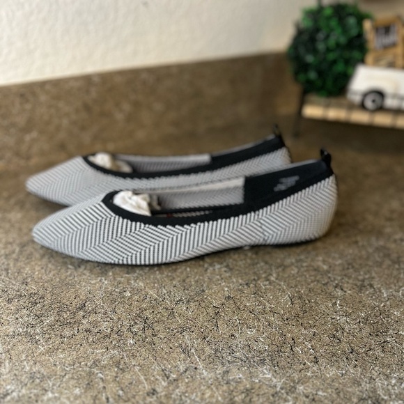 NWOT JOURNEE KARISE BALLET FLAT IN KNIT FABRIC Size 9 - Picture 1 of 6